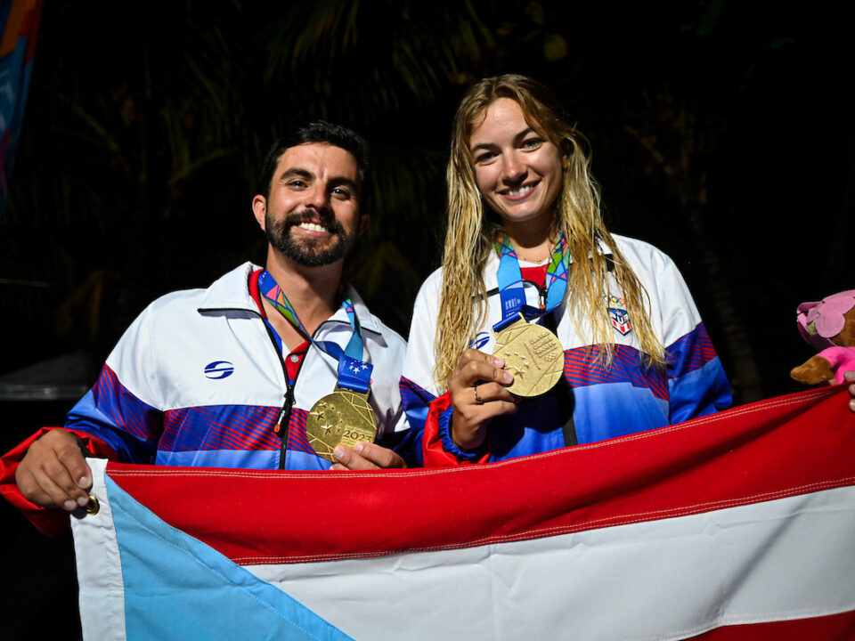 Andrea Riefkohl y Raul Rios reciben medalla de oro.