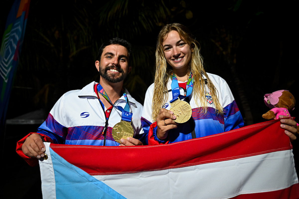 Andrea Riefkohl y Raul Rios reciben medalla de oro.