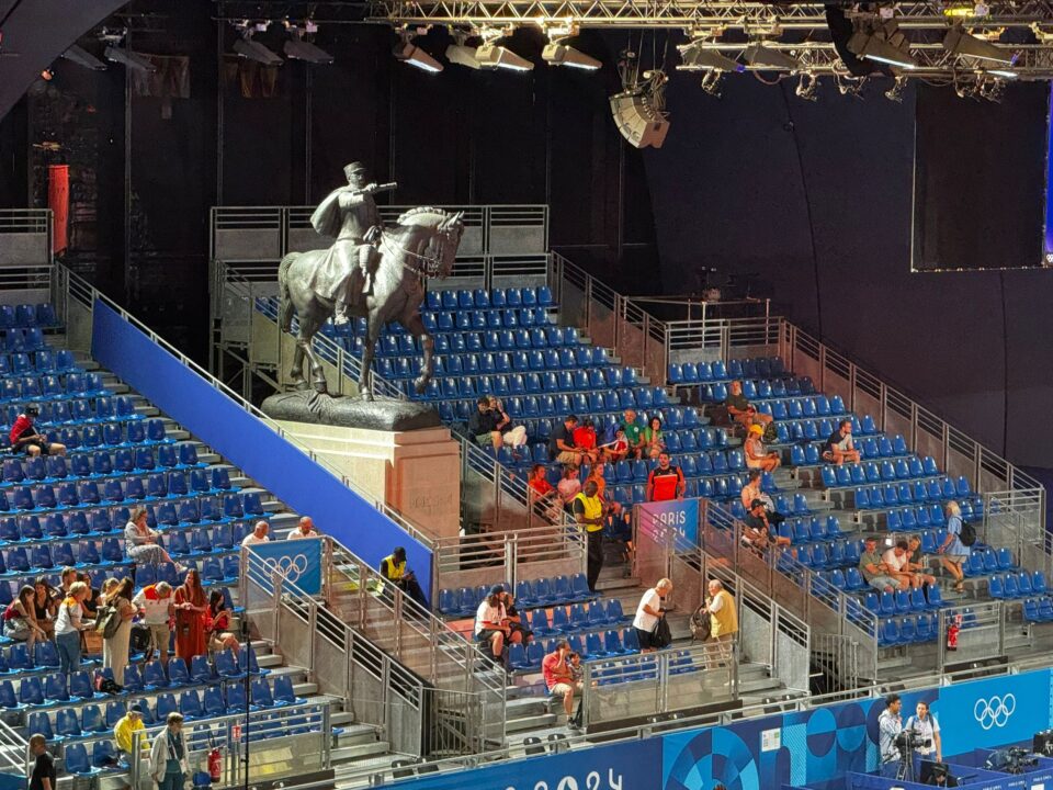 Instalación de Judo París 2024, con una estatua dentro